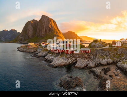 Roten Holzhütten, bekannt als Rorbu, in der Ortschaft Reine auf der Insel, Hamnoy Lofoten. Rorbu ist eine norwegische traditionelles Haus von fisherm verwendet Stockfoto