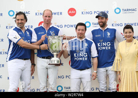 Der Herzog von Cambridge und sein Team nach dem Gewinn der Khun Vichai Srivaddhanaprabha Memorial Polo Trophy während der King Power Royal Charity Polo Tag an billingbear Polo Club, Wokingham, Berkshire. Stockfoto