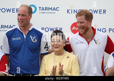 Der Herzog von Cambridge und Herzog von Sussex, mit Aimon Srivaddhanaprabha, nachdem sie spielte in der Khun Vichai Srivaddhanaprabha Memorial Polo Trophy während der King Power Royal Charity Polo Tag an billingbear Polo Club, Wokingham, Berkshire. Stockfoto