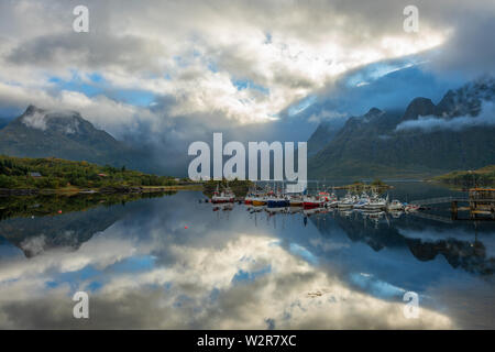 Boote in der Nähe des Dorfes Reine, Lofoten. Stockfoto