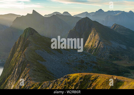 Ansicht von oben, zwei Personen und ein Zelt auf einem Bergrücken thront in der dramatischen Gipfel der Insel Senja, Troms Stockfoto