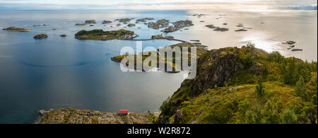 Henningsvær auf Lofoten mit geschützten Hafen und Brücken felsigen Inseln Stockfoto