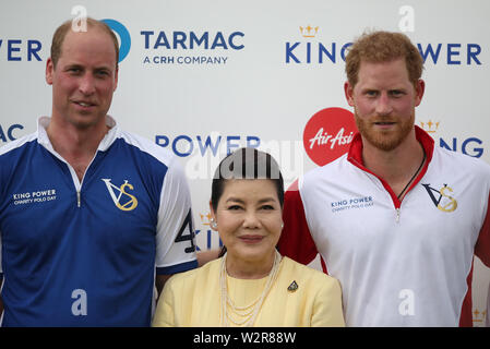 Der Herzog von Cambridge und Herzog von Sussex, mit Aimon Srivaddhanaprabha, nachdem sie spielte in der Khun Vichai Srivaddhanaprabha Memorial Polo Trophy während der King Power Royal Charity Polo Tag an billingbear Polo Club, Wokingham, Berkshire. Stockfoto