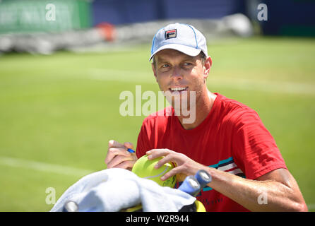 Sam Querrey (USA) Zeichen tennis Bälle für junge Fans auf der Praxis Gericht vor seinem Halbfinale, Natur Tal International Tennis an Devonshir Stockfoto