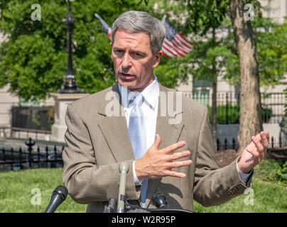 Geschäftsführender Direktor des United States Citizenship und Immigration Services Ken Cuccinelli trifft Reporter an der nördlichen Einfahrt des Weißen Hauses in Washington, DC am Mittwoch, 10. Juli 2019. Quelle: Ron Sachs/CNP/MediaPunch Stockfoto