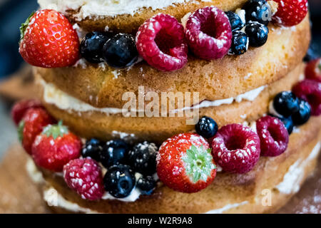 Nahaufnahme eines frisch gebackenen Kuchen mit Sahne und frischem Obst. Stockfoto