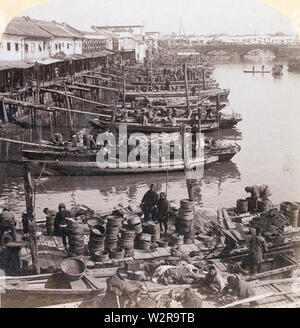 [1890s Japan - Tokio Fischmarkt an Nihonbashi] - Boote sind am Nihonbashi Fischmarkt in Tokio angedockt. Der Markt wurde zerstört durch die Kanto Erdbeben (Kanto Daishinsai) September 1, 1923 (taisho 12). Es re-in Tsukiji 1935 eröffnet (Showa 10), wo es blieb bis zum 6. Oktober 2018 (Heisei 30). 19 Vintage stereoview. Stockfoto