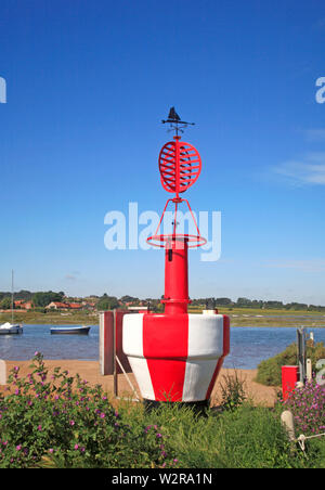 Ein tiefes Wasser Boje mit weathervane und windmesser am Hafen von North Norfolk bei Blakeney, Norfolk, England, Vereinigtes Königreich, Europa ausgestattet. Stockfoto