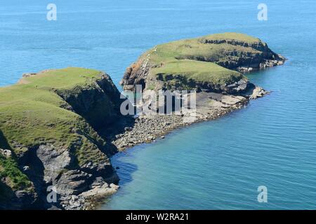 Ynys Lochtyn tidal Island an der Küste von Ceredigion Bay als Symbol für die Küste PathLlangrannog Ceredigion Wales Cymru GROSSBRITANNIEN Stockfoto