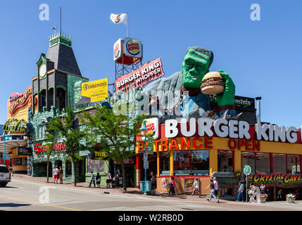 Niagara Falls, Kanada - Juni 15, 2018: Blick von Clifton Hill, der "Straße der Spaß", einer der wichtigsten touristischen Promenaden in Niagara Falls bekannt. Stockfoto