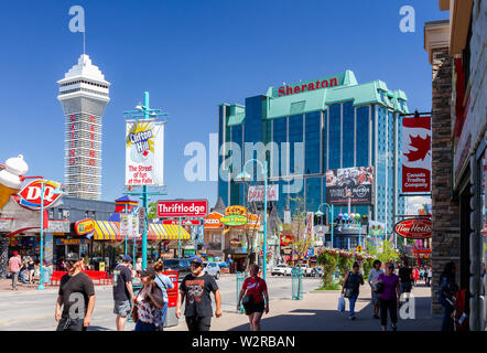 Niagara Falls, Kanada - Juni 15, 2018: Blick von Clifton Hill, der "Straße der Spaß", einer der wichtigsten touristischen Promenaden in Niagara Falls bekannt. Stockfoto