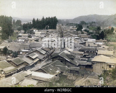 [1890s Japan - Hatsuishi Stadt, Nikko] - Panoramablick auf Hatsuishi (鉢石) in Nikko, Präfektur Tochigi. Die Stadt wurde zum 21. und letzten shukueki (Bahnhof) der Nikko Kaido (日光街道), die die Verbindung herstellen mit der Tokyo Nikko Tosho-gu Schrein Komplex zu Tokugawa Ieyasu, der Gründer des Tokugawa Shogunats. 19 Vintage albumen Foto. Stockfoto