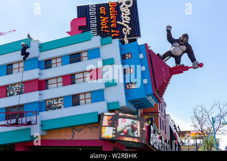 Niagara Falls, Kanada - Juni 15, 2018: Blick von Clifton Hill, der "Straße der Spaß", einer der wichtigsten touristischen Promenaden in Niagara Falls bekannt. Stockfoto