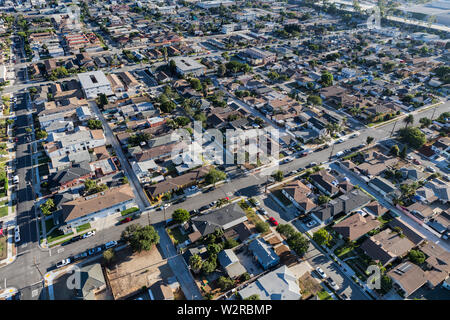 Nachmittag Luftaufnahme von Wohnstraßen und Gebäuden in der South Bay Los Angeles County, Kalifornien. Stockfoto