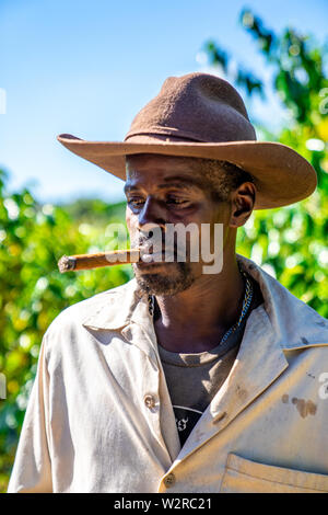 Viñales, Kuba - am 3. Januar 2019 - Eine kubanische Ranchero (Cowboy) nimmt eine Auszeit von seinem Führung und raucht eine handgefertigte kubanische Zigarre. Stockfoto