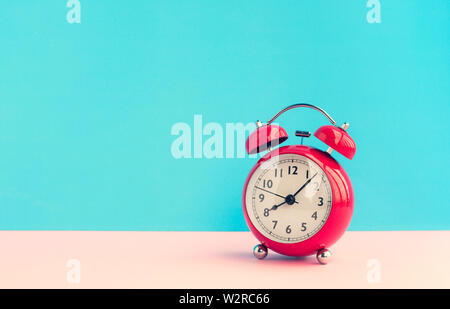 Close up rot Wecker auf Blau pastell Hintergrund. timing Konzepte Stockfoto