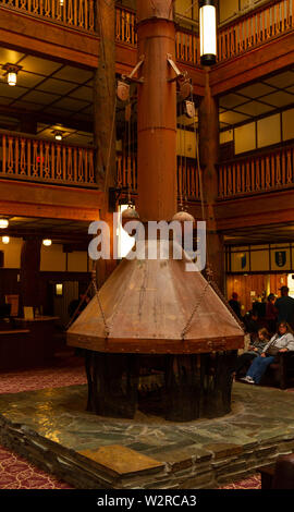 Schöne, Metall, Lobby Kamin und Schornstein Rohr im Many Glacier Hotel, Glacier National Park, Montana, Rocky Mountains, USA. Stockfoto