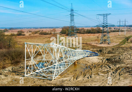 Die power line Support auf dem Boden liegt, ersetzen und Installieren von Leitungen Stockfoto