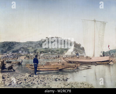 [1890s Japan - Boote in Onomichi, Hiroshima] - Boote in Onomichi auf der Seto Inland Sea in der Präfektur Hiroshima. Die Stadt war ein wichtiger Hafen für den Transport von Gütern. 19 Vintage albumen Foto. Stockfoto