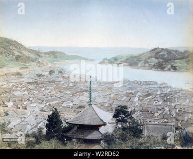 [1890s Japan - Blick auf Onomichi, Hiroshima] - Panoramablick auf Onomichi und Seto Inland Sea in der Präfektur Hiroshima. Die Stadt war ein wichtiger Hafen für den Transport von Gütern. 19 Vintage albumen Foto. Stockfoto