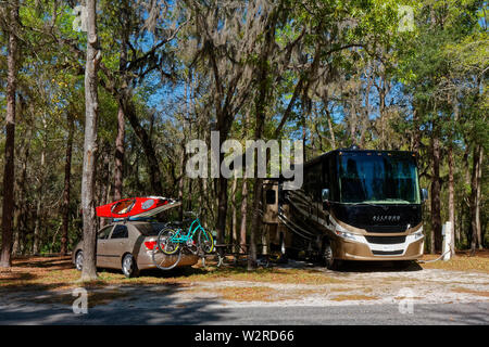 Campingplatz, bewaldet, Klasse A Wohnmobil, Tiffin Allegro Open Road, Abschleppwagen, Kajaks, Fahrräder, Erholung, Urlaub, Spirit of the Suwannee Music Park, Liv Stockfoto