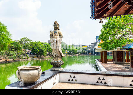 Skulptur auf dem Hintergrund der See im Tempel Gangaramaya, Colombo, Sri Lanka. Stockfoto