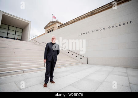 Berlin, Deutschland. 10. Juli 2019. David Chipperfield, Architekt des James Simon Galerie, steht vor der großen Treppe nach einer Pressekonferenz auf der bevorstehenden Eröffnung des James Simon Galerie. Das Museum Eingang Gebäude, benannt nach dem Schutzpatron der Berliner Museen James Simon, beherbergt eine Information und Kasse, Garderobe, Museum Shop, Hörsaal, Ausstellungsfläche und ein Café - Restaurant. Credit: Christoph Soeder/dpa/Alamy leben Nachrichten Stockfoto