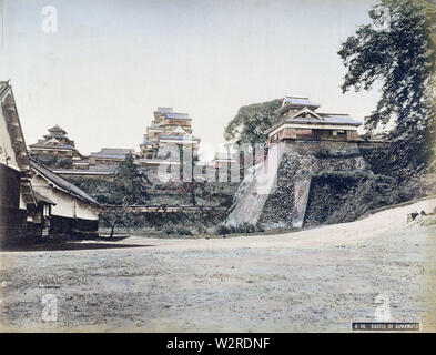 [1870s Japan - Kumamoto Castle] - Schloss Kumamoto in Kumamoto, früher als Higo Province, ca 1872 (Meiji 5). Die Ursprünge der Burg datieren zurück bis 1467. Die aktuelle tenshukaku (Bergfried) ist eine konkrete replica Baujahr 1960 (Showa 35). 19 Vintage albumen Foto. Stockfoto