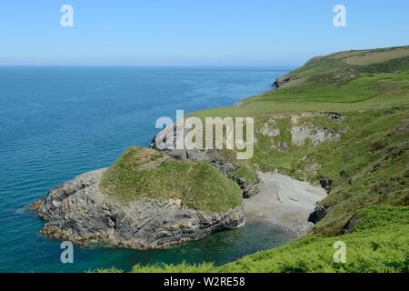 Castell Bach Vorgebirge und Hill Fort auf der Ceredigion Coast Path zwischen Cwmtydu und New Quay Wales Cymru Großbritannien Stockfoto