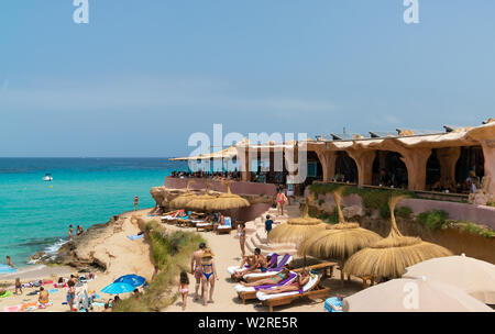 25. Juni 2019 - Ibiza, Spanien. Szenische Bar - Restaurant Sunset Ashram in Sant Josep de sa Talaia, Gemeinde auf der spanischen Insel Ibiza. Stockfoto