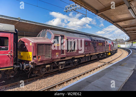 Doppel Klasse 37 Diesellokomotiven der Westküste Eisenbahn im Carnforth Station geleitet. Stockfoto