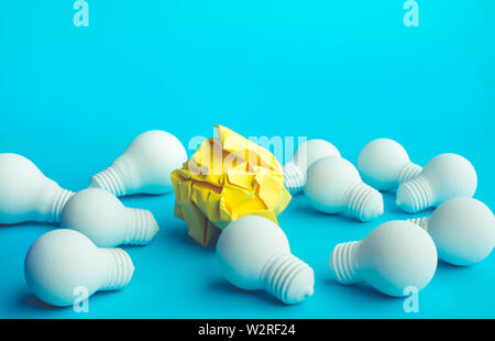 Idee und Kreativität Konzepte mit zerknittert Papier Kugel und Glühlampe. Denken Sie an. Business Wettbewerb. Richtung zum Erfolg. Leistung der menschlichen Conte Stockfoto