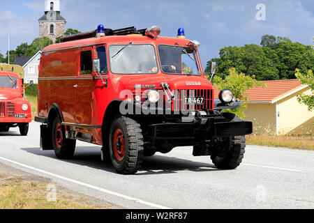 Kimito, Finnland. Juli 6, 2019. Vintage Dodge Power Wagon fire truck von Kimito FBK auf Kimito Tractorkavalkad, vintage Traktor Parade durch die Stadt. Stockfoto