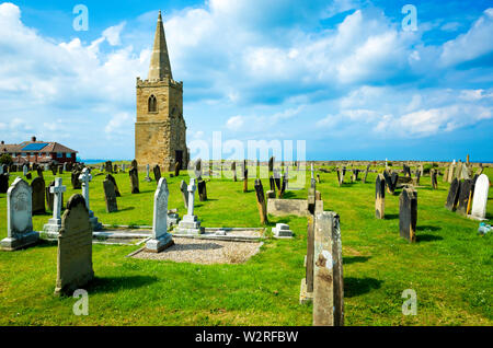 Der Turm und die Turmspitze von St. Germain's Kirche Marske am Meer, einem denkmalgeschützten Gebäude erbaut in 1160 den Rest abgerissen 1950 in der Kirche Friedhof Stockfoto