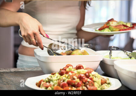 Nahaufnahmen der Hände einer jungen Frau mit gekochtem Essen und Gemüse - Lecker und gesund Gemüse - bunte Gemüse Stockfoto