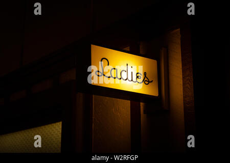 Beleuchtete Standlupe Damen toilette Schild in kursiver Schrift, Many Glacier Hotel, Glacier National Park, Montana, Rocky Mountains, USA. Stockfoto