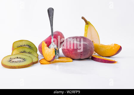 Süße tropischen Snack - Frische kiwi Scheiben - Zwei flache Pfirsiche und Birnen Scheiben - auf einem weißen Hintergrund - Close-up Stockfoto