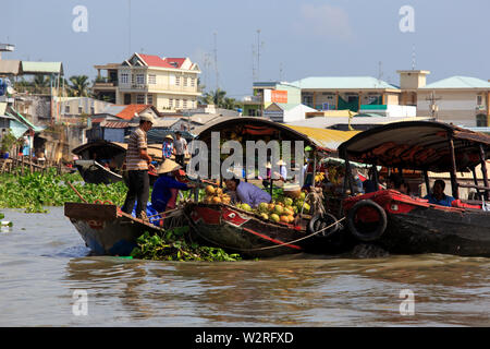 Cai, Vietnam - 23. April 2014: Händler für Boote am frühen Morgen Licht im Mekong Delta region Vietnam navigieren. Cai ist berühmt für seine langen Fl Stockfoto