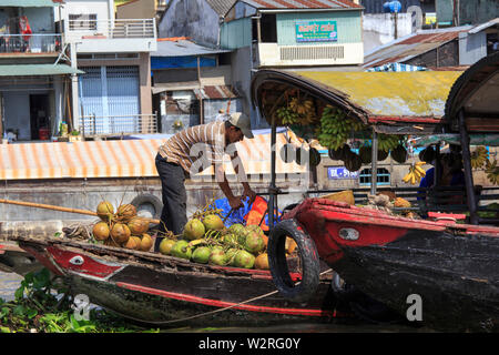 Cai, Vietnam - 23. April 2014: Händler für Boote am frühen Morgen Licht im Mekong Delta region Vietnam navigieren. Cai ist berühmt für seine langen Fl Stockfoto