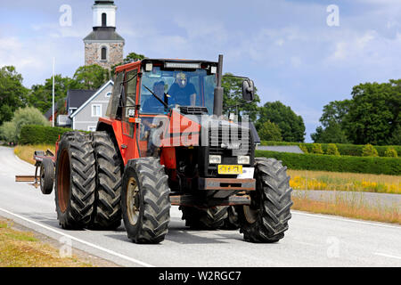 Kimito, Finnland. Juli 6, 2019. Red Volvo BM Valmet Traktor auf Kimito Tractorkavalkad, jährliche vintage Traktor Show und Parade durch die kleine Stadt. Stockfoto