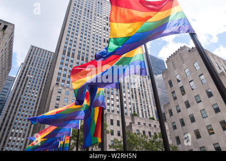 Rainbow Color flags feiern WorldPride am Rockefeller Center Plaza, New York, USA Stockfoto