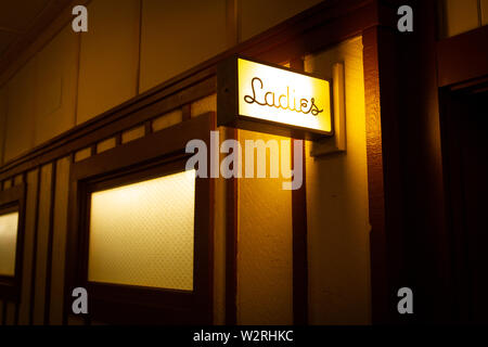Beleuchtete Damen toilette Schild in kursiver Schrift, Many Glacier Hotel, Glacier National Park, Montana, Rocky Mountains, USA. Stockfoto