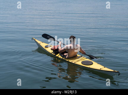 Man Paddeln ein Kajak, Long Island Sound, CT, USA Stockfoto