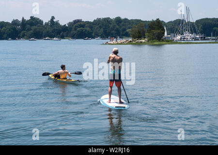 Up Paddleboarding und Kayak auf Long Island Sound, CT, USA Stand Stockfoto