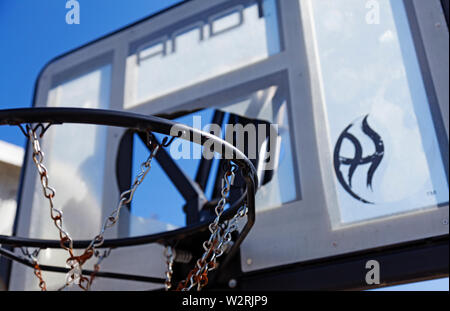 Umea, Schweden - Juni 9, 2019: Broken basketball Korb für junge Menschen in der Robacks Bereich Stockfoto