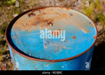 Eine blaue rusty Barrel Erdöl in der Natur Stockfoto