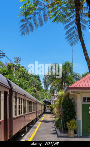 Zug an der Plattform in Kuranda Railway Station, Kuranda Scenic Railway, Kuranda, Atherton Tablelands, Far North Queensland, Australien Stockfoto