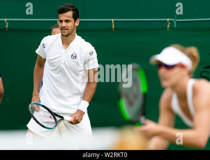London, UK, 10. Juli 2019: Gabriela Dabrowski (r) und Mate Pavic sind in Aktion während ihrer 3. Gleiches an Tag 9 in Wimbledon Tennis Championships 2019 auf der All England Lawn Tennis und Croquet Club in London. Credit: Frank Molter/Alamy leben Nachrichten Stockfoto