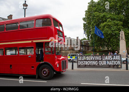 Westminster, London. 9. Juli 2019. Ein vintage London red Bus übergibt die Brexit Remainers Kampagne Zeichen gegenüber dem Unterhaus. Credit: Maureen McLean/Alamy Stockfoto