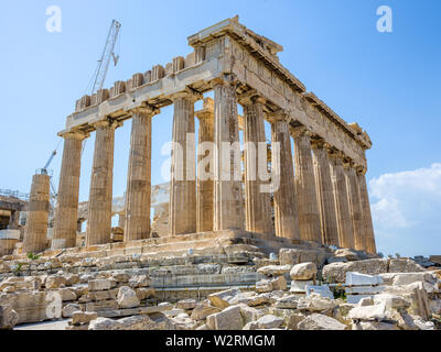 Athen, Griechenland, 9. Juli 2019 - Die historische Parthenon Tempel, der der Göttin Athena gewidmet ist, wird gerade renoviert in der Athener Akropolis. Teile der Stockfoto